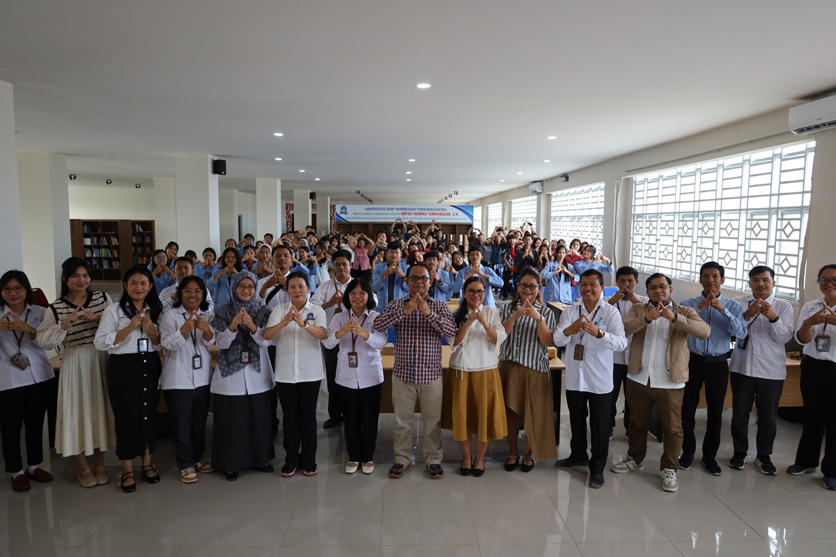 Kepala BPS Pematangsiantar Ratnauli Naibaho dan Rektor Universitas HKBP Nommensen Dr. Mukhtar Panjaitan foto bersama mahasiswa dalam kegiatan BPS Goes to Campus.
