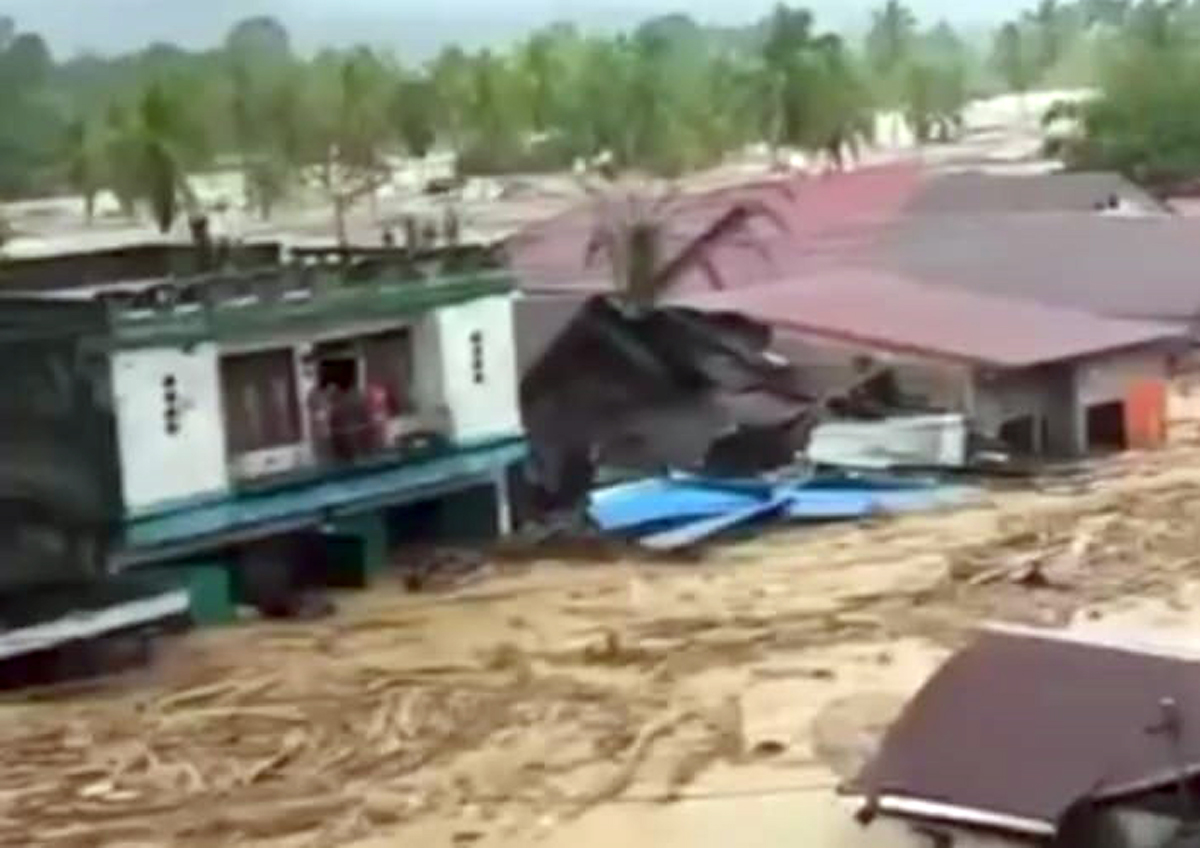Banjir dan material longsor menutup sejumlah ruas jalan di Madina, mengisolir desa dan memaksa ratusan warga mengungsi.