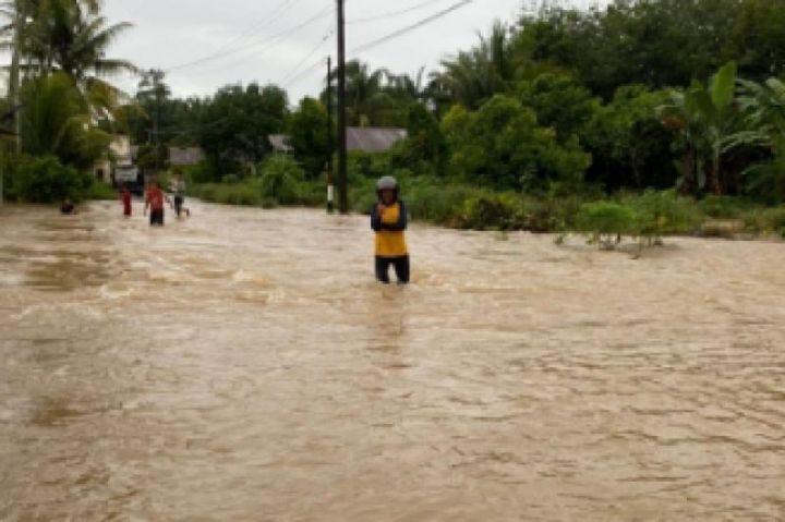 Warga dan petugas BPBD mengevakuasi warga yang rumahnya terendam banjir di Kecamatan Kolang, Tapanuli Tengah.