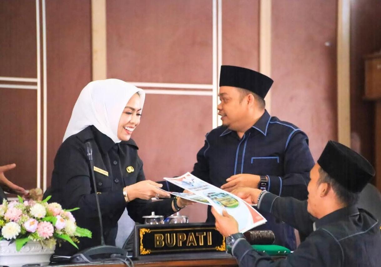 Bupati Labuhanbatu dr. Hj. Maya Hasmita saat menghadiri rapat paripurna persetujuan Ranperda APBD 2026 di DPRD Labuhanbatu.