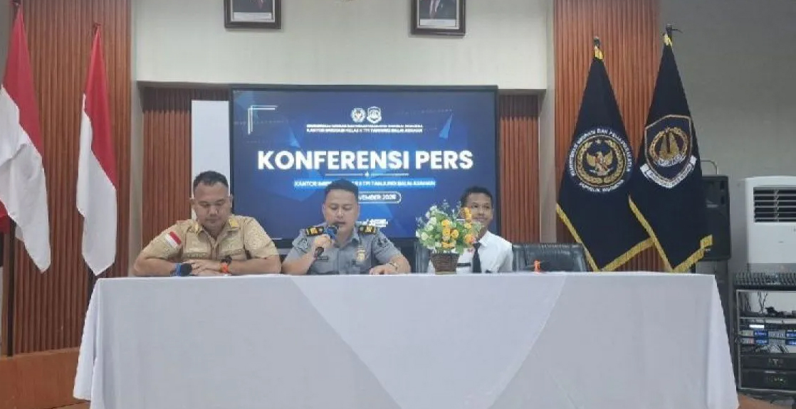 Kasubsi Infokim Imigrasi Tanjungbalai, Raymika Chaniago, memberikan keterangan pers didampingi Kasubsi Intelijen Yusuf.