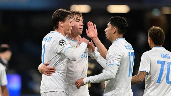 Napoli merayakan gol kemenangan 2-0 atas Qarabag di Stadion Diego Armando Maradona, membuka peluang lolos fase gugur Liga Champions.