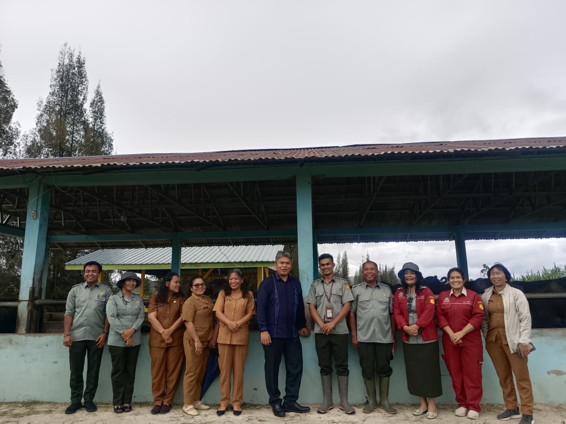 Wakil Bupati Taput Dr. Deni Parlindungan Lumbantoruan meninjau fasilitas pembibitan ternak unggul di BPTU-HPT Siborongborong.
