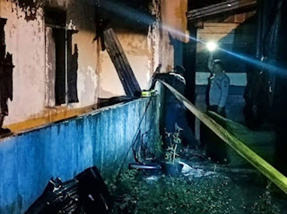 Warga berupaya memadamkan api yang membakar satu unit rumah permanen di Desa Silalitoruan, Kecamatan Muara, Taput.