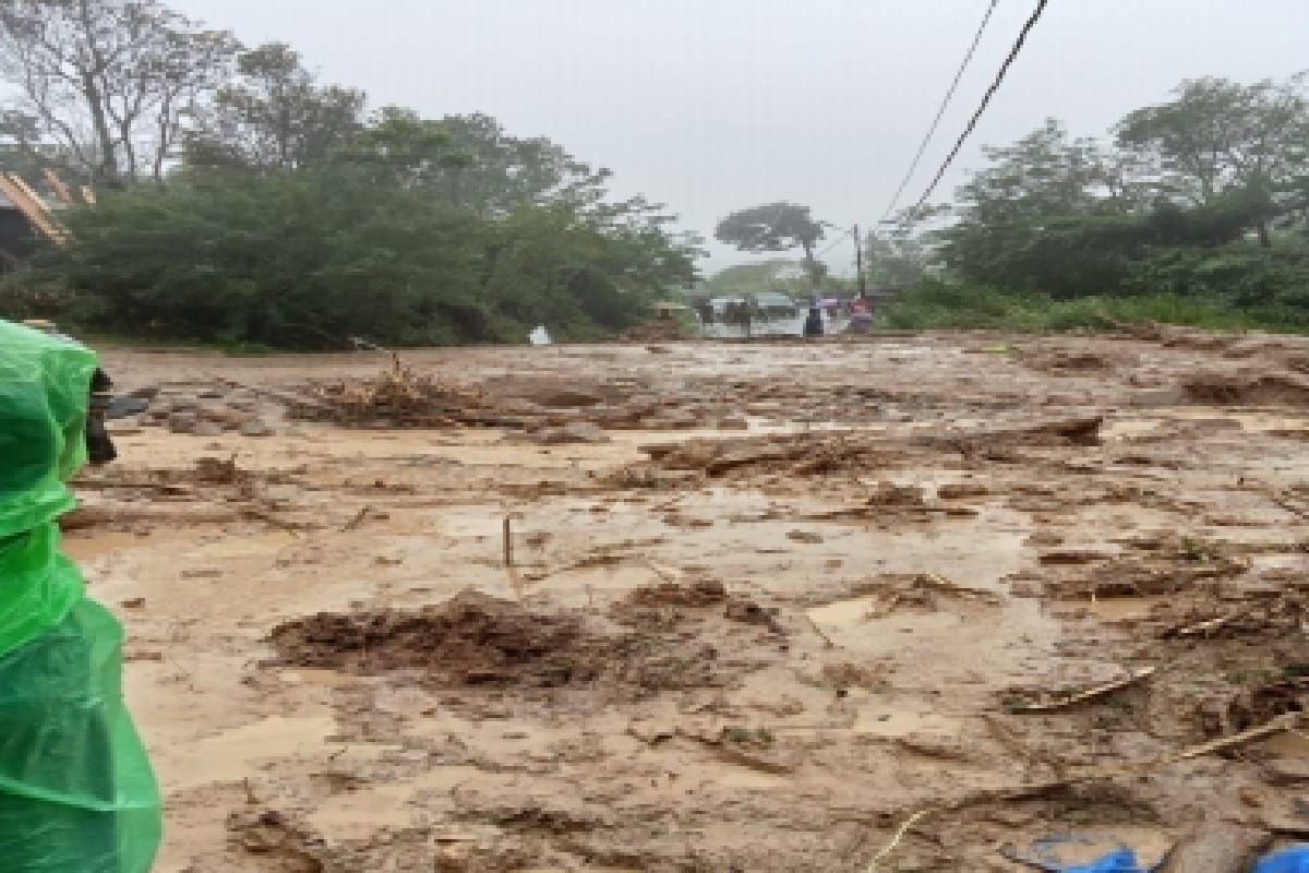 Banjir dan longsor masih melanda Sibolga&ndash;Tapteng, mengisolasi banyak wilayah dan memicu evakuasi besar-besaran.