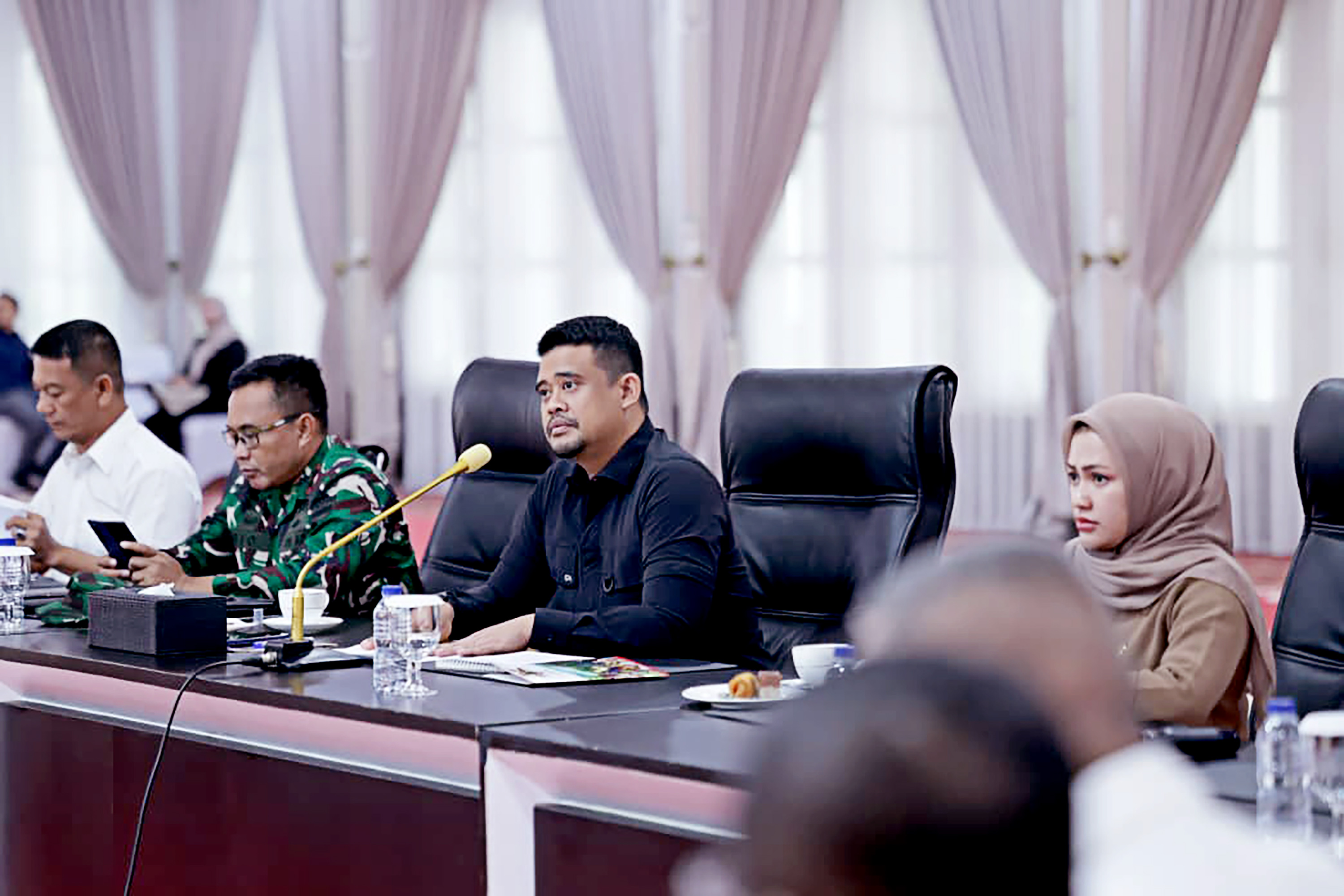 Gubernur Sumut Bobby Nasution memimpin rapat koordinasi penanganan banjir dan longsor di Medan, Kamis (27/11/2025).