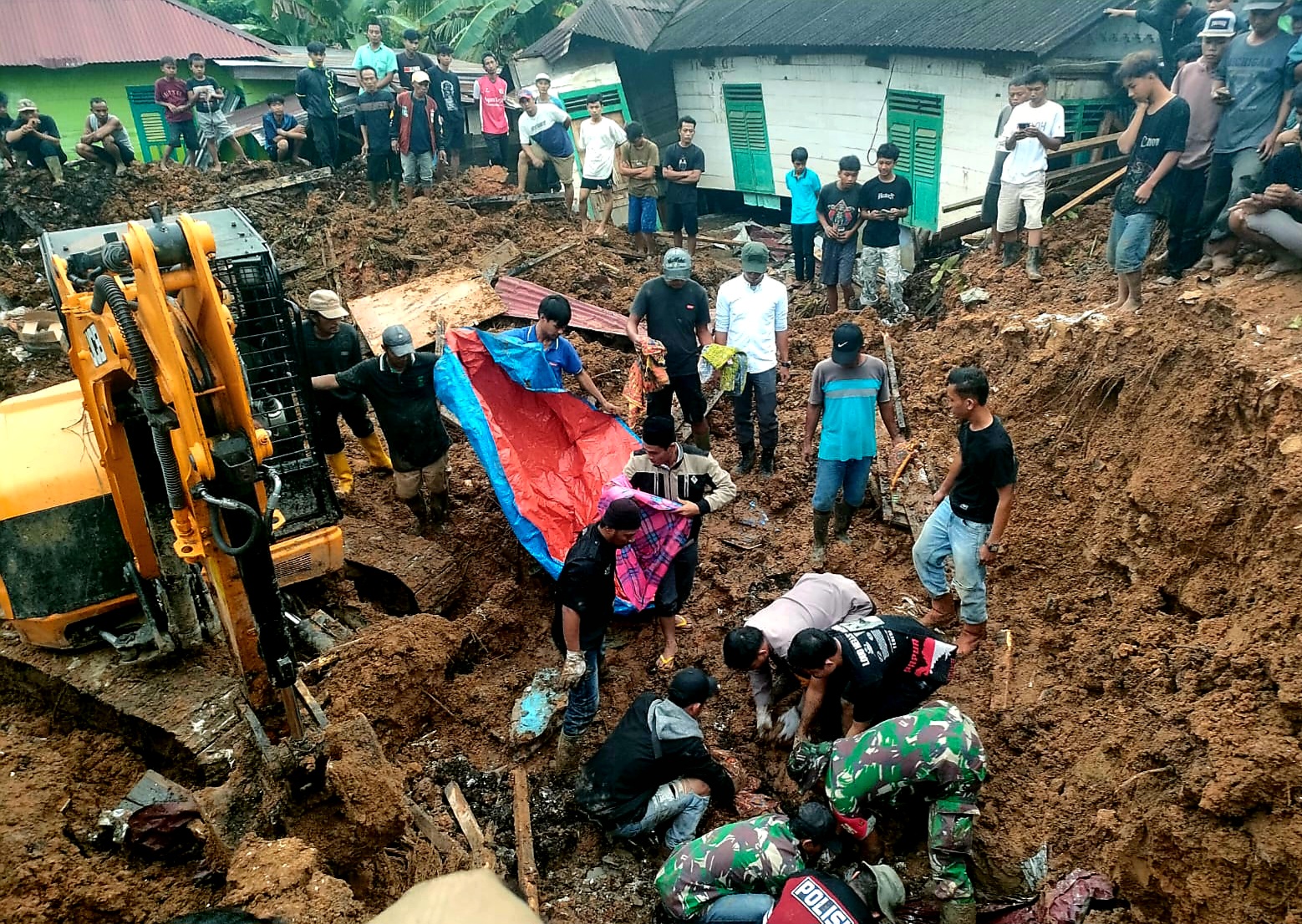 Proses evakuasi jasad korban longsor di Desa Batu Godang, Kecamatan Angkola Sangkunur, Kabupaten Tapanuli Selatan, Kamis (27/11/2025). (Samman/MetroDaily)
