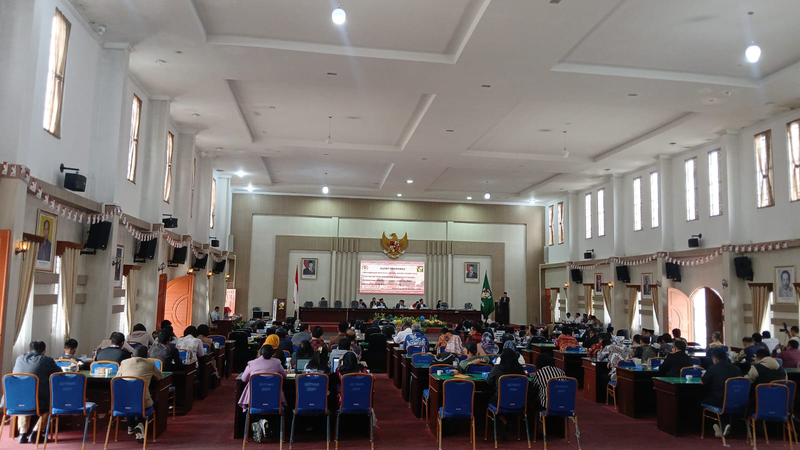 Rapat Paripurna DPRD Kabupaten Simalungun yang digelar di Gedung DPRD Simalungun, Pematang Raya, Jum&rsquo;at (28/11/2025).