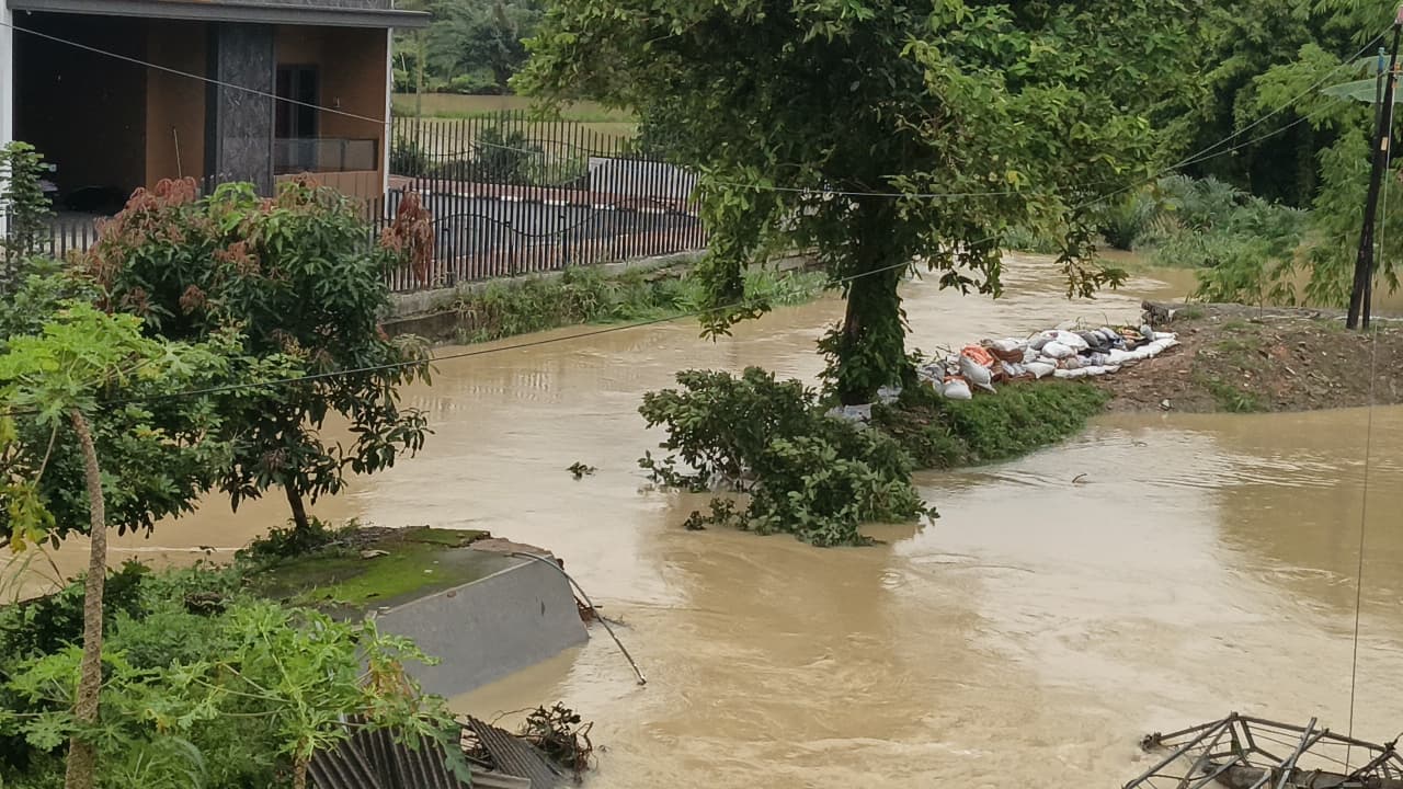 Air setinggi lutut hingga pinggang merendam Perumahan Riviera Tanjungmorawa, Deliserdang, pada Kamis malam, membuat warga kesulitan keluar dari kompleks untuk mengungsi.