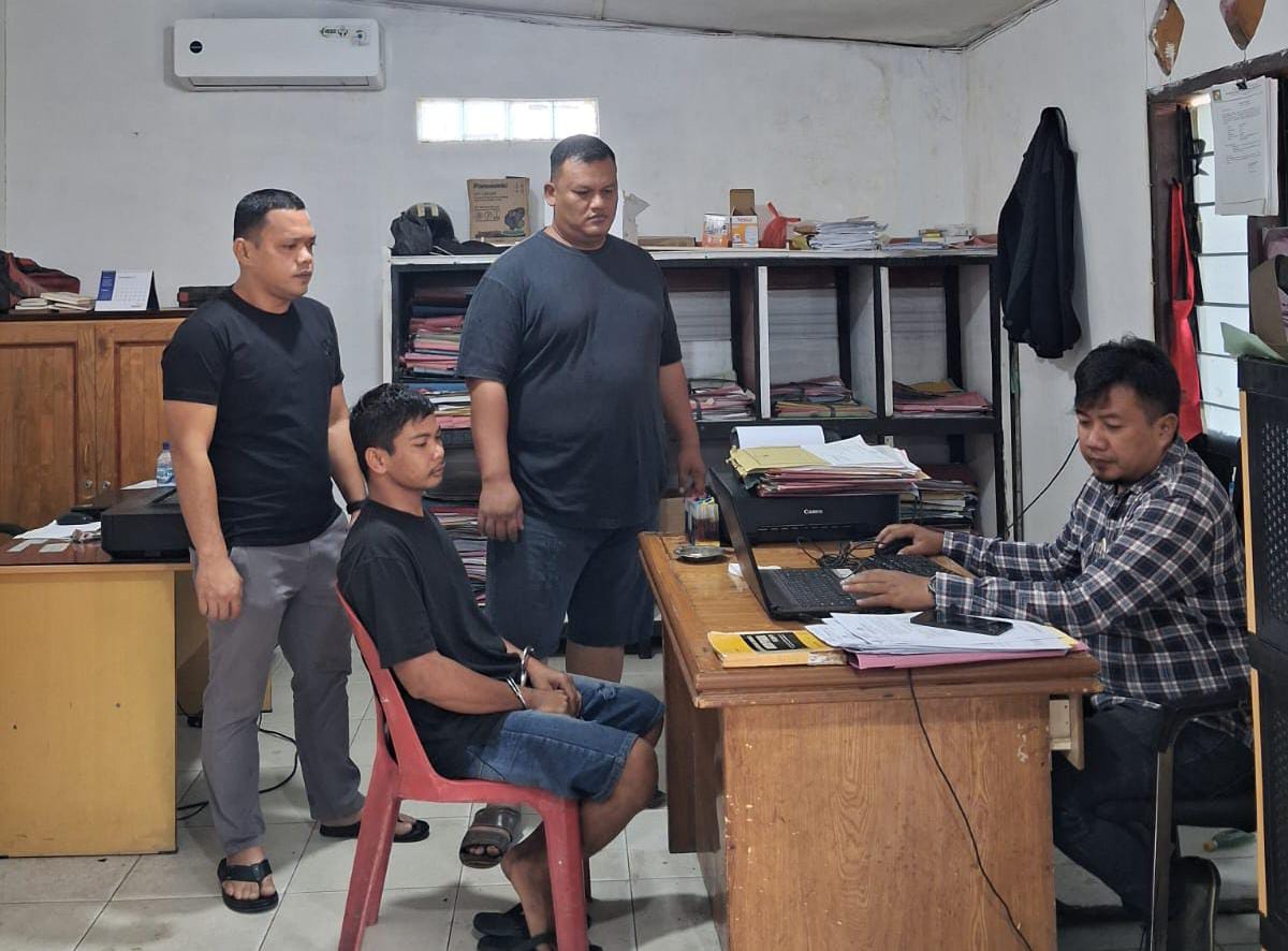 Tersangka Ryanto (34) saat menjalani pemeriksaan di Mapolsek Perdagangan Polres Simalungun.