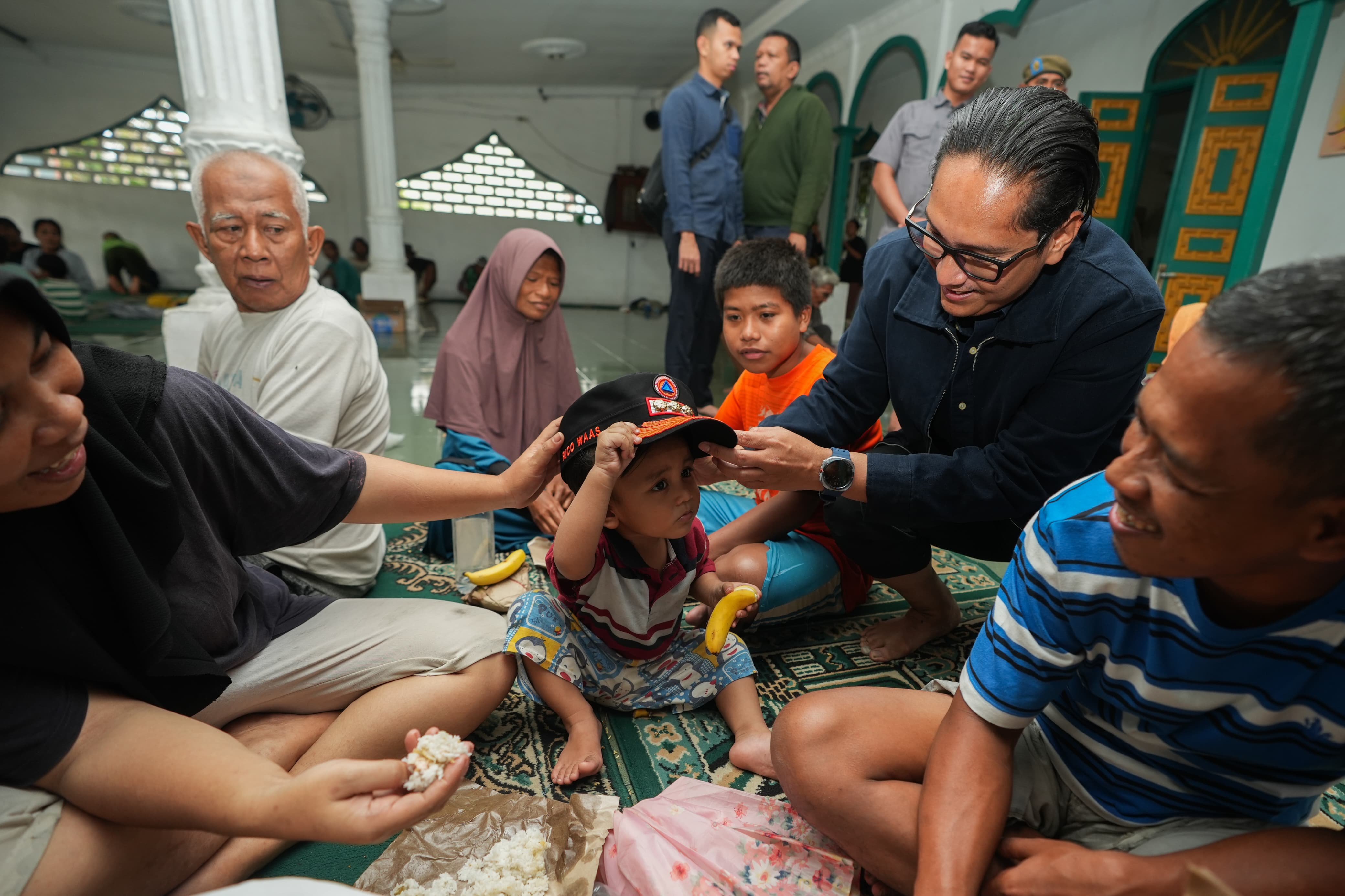 Wali Kota Medan Rico Tri Putra Bayu Waas meninjau posko evakuasi warga di kawasan Medan Marelan dan Medan Belawan setelah hujan mulai mereda, Jumat.