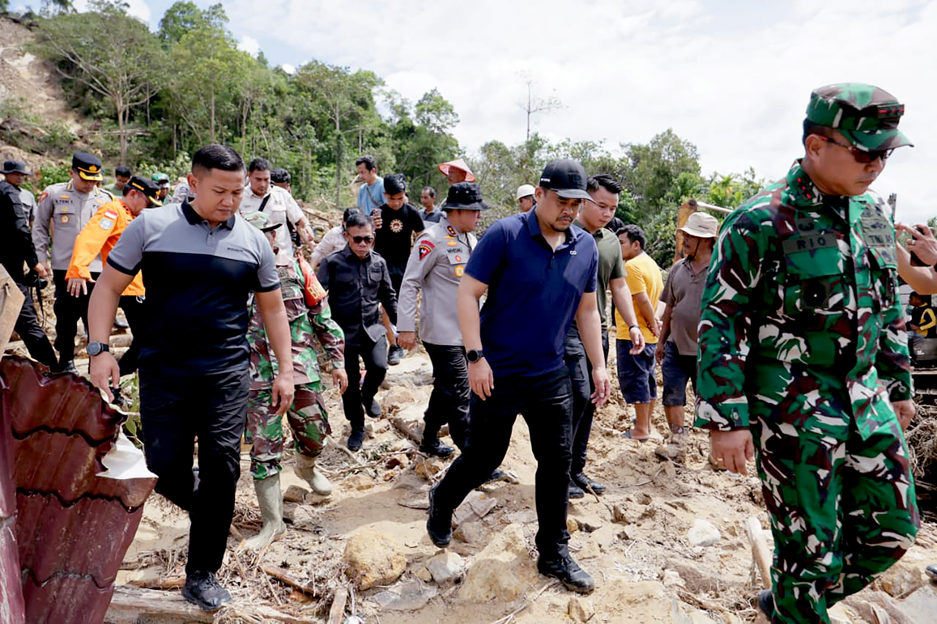 Gubernur Sumatera Utara Muhammad Bobby Afif Nasution memimpin percepatan evakuasi dan pembukaan jalur darurat di kawasan terdampak bencana di Tapanuli Tengah, Sabtu (29/11/2025).