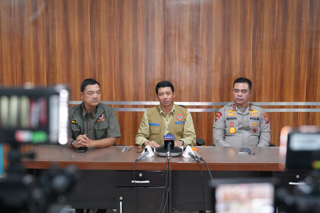 Kapolda Sumatera Utara Irjen Pol Whisnu Hermawan Februanto, S.I.K., M.H (kanan) saat memberi keterangan penanganan darurat bencana di Tapanuli Utara, Jumat (28/11/2025).