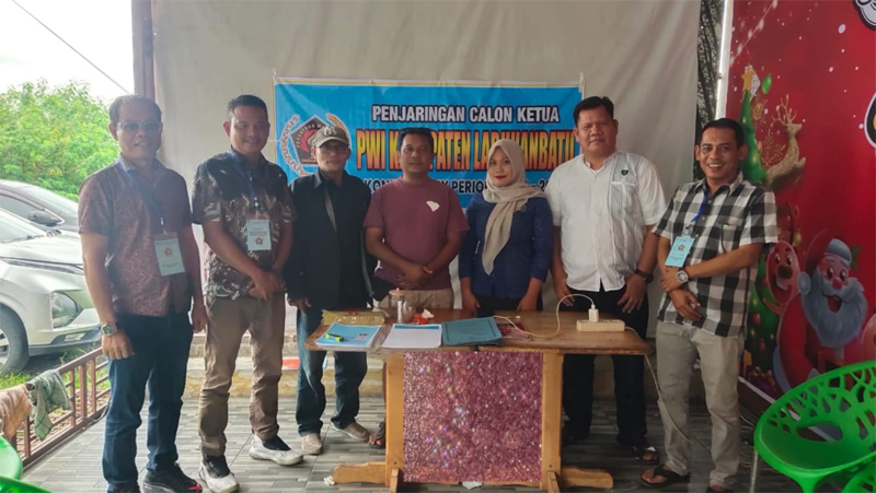 Pengurus PWI Labuhanbatu dan panitia konferensi IX foto bersama dengan tiga pendaftar.