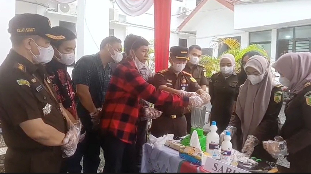 Pemusnahan barang bukti berbagai perkara inkracht di halaman Kantor Kejari Pematangsiantar.