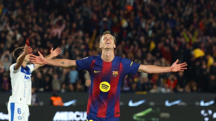 Dani Olmo merayakan gol kemenangan Barcelona atas Alaves di Camp Nou, Sabtu (29/11/2025).