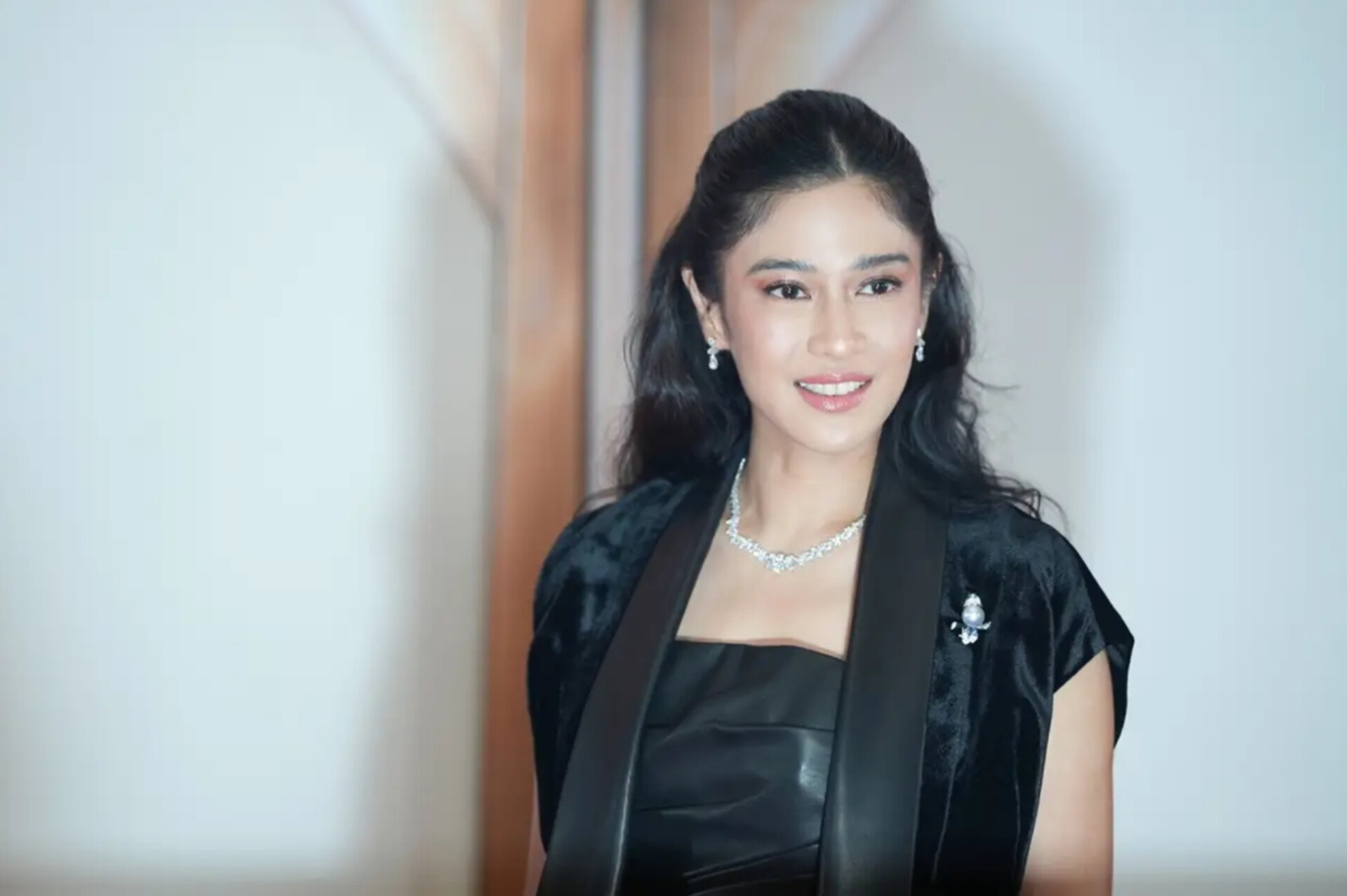 Dian Sastrowardoyo saat memperkenalkan special teaser film Esok Tanpa Ibu, yang dibintanginya bersama Ali Fikry dan Ringgo Agus Rahman.