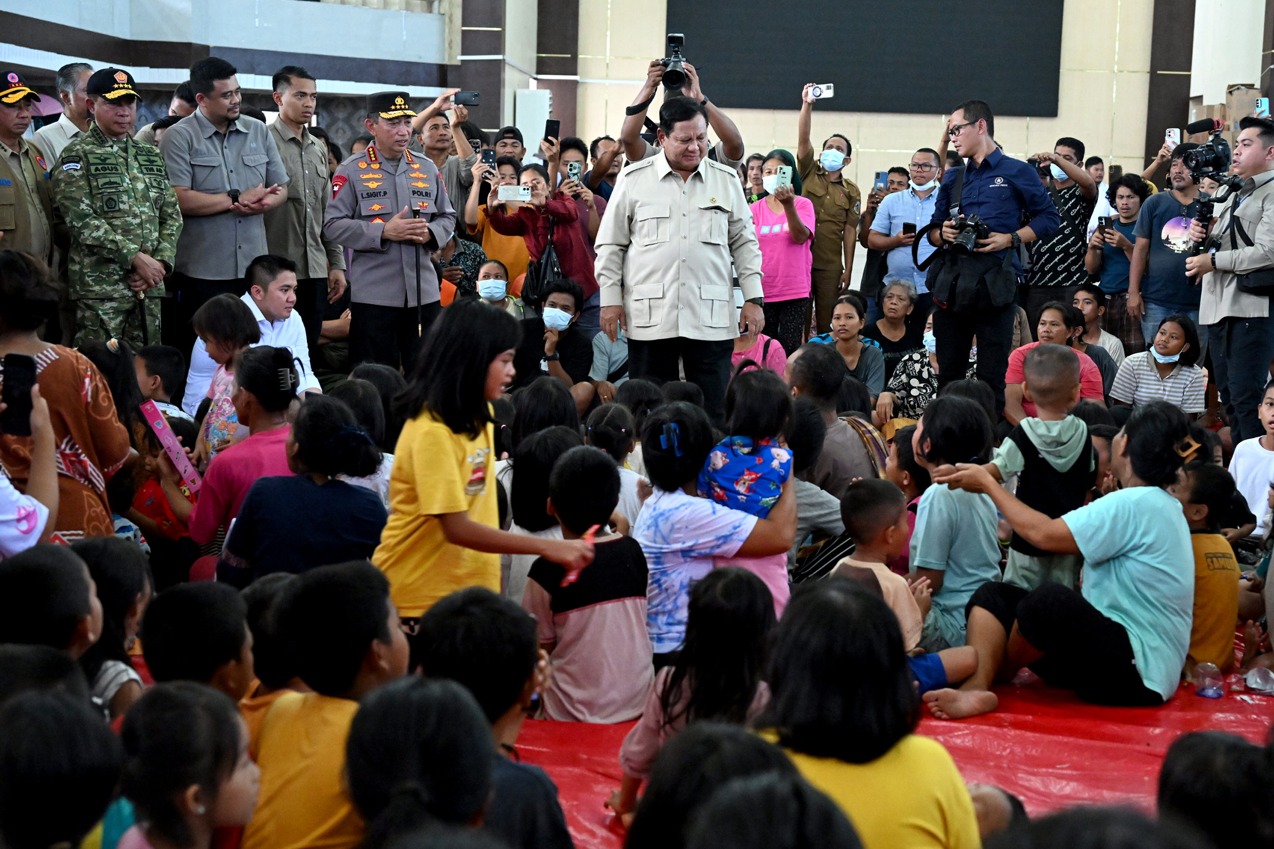 Gubernur Sumut Bobby Nasution mendampingi Presiden RI Prabowo Subianto meninjau pengungsi banjir bandang di GOR Pandan, Tapteng, bersama Kapolri dan Panglima TNI, Senin (1/12/2025).