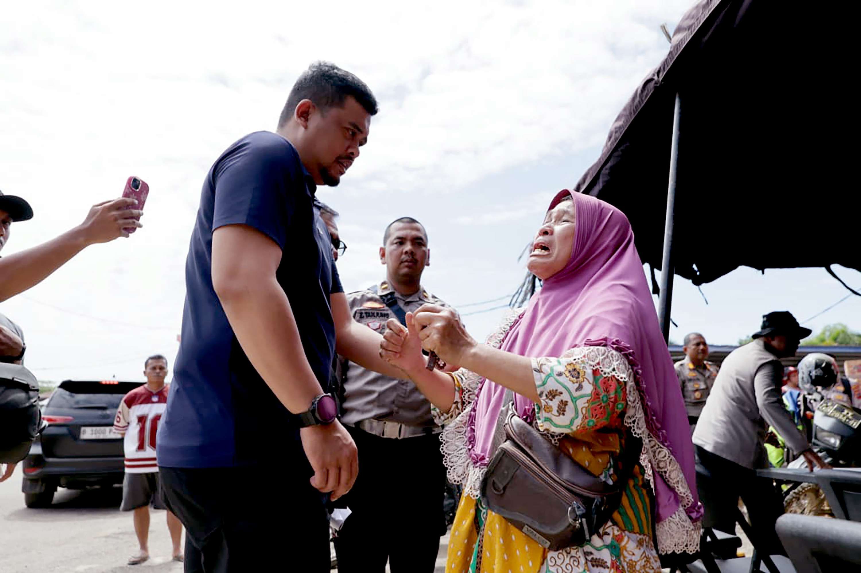 Gubernur Sumut Bobby Nasution memimpin langsung pembukaan jalur darurat di Tapanuli Tengah pasca banjir bandang dan longsor.