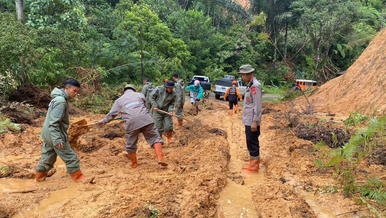 Tim SAR gabungan menembus lumpur setinggi satu meter saat mengevakuasi korban banjir dan longsor di Tapanuli Tengah.