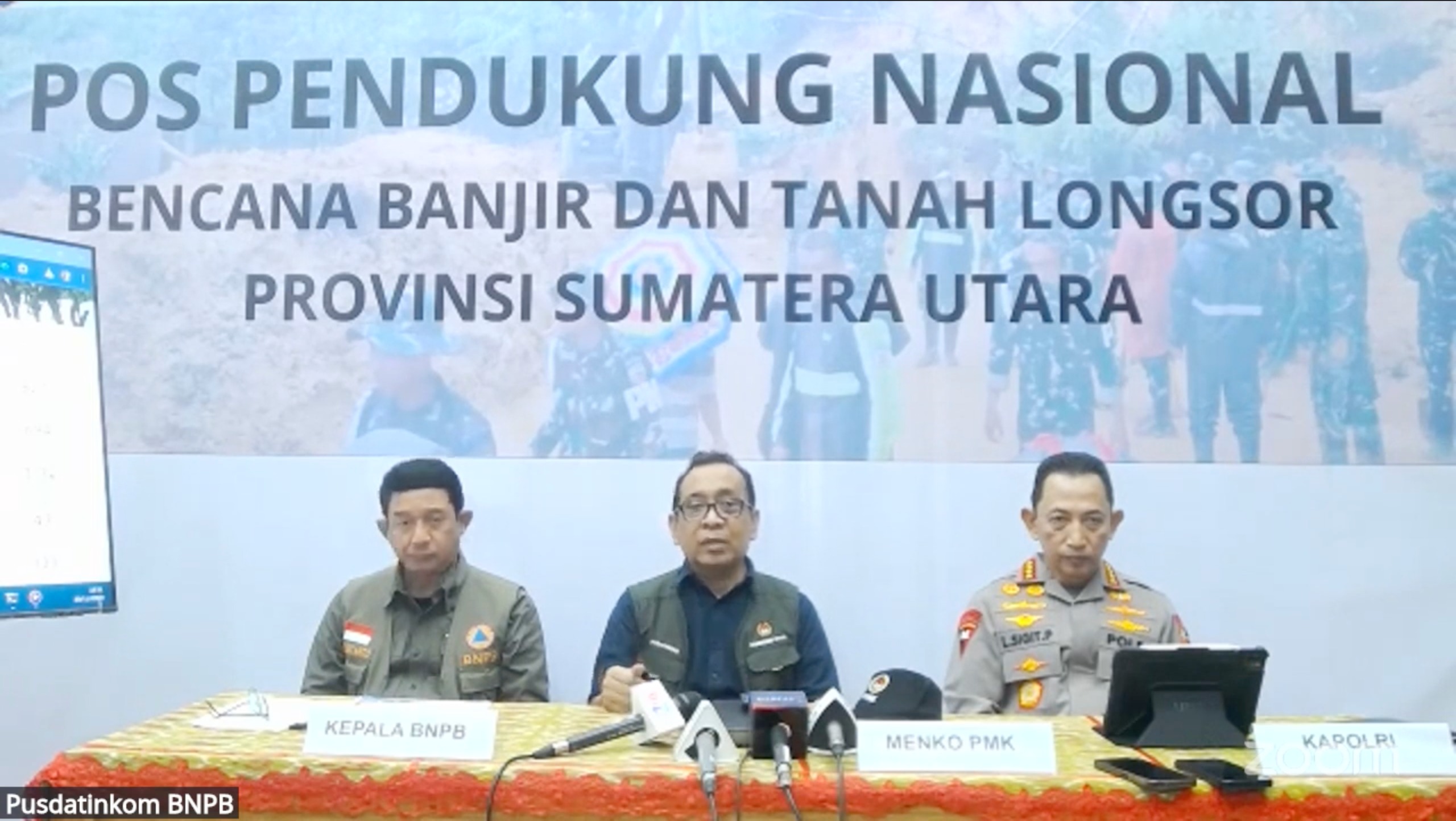 Menko PMK Pratikno bersama Kepala BNPB dan Kapolri memaparkan langkah percepatan penanganan banjir dan longsor dalam temu pers di Tapanuli, Minggu (30/11).