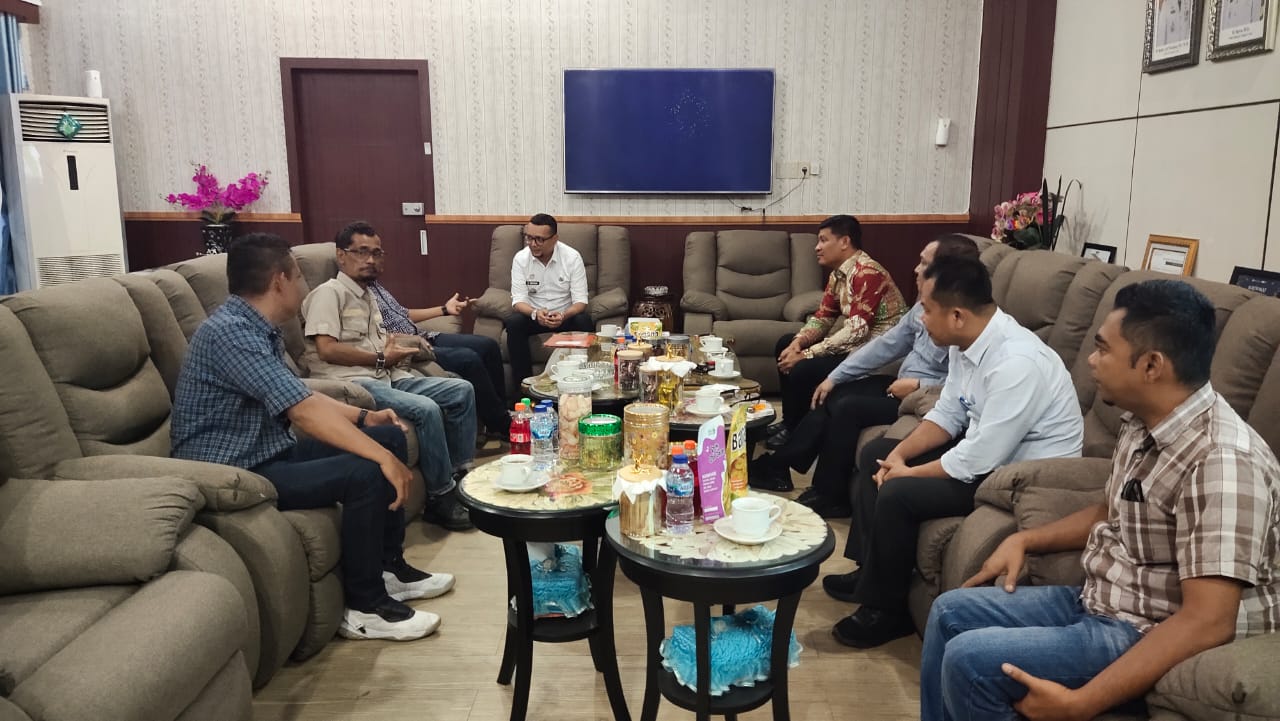 Panitia Konferensi IX PWI Labuhanbatu 2025 saat melakukan audiensi dengan Bupati Labusel Fery S Simatupang dan jajaran Pemkab Labusel.