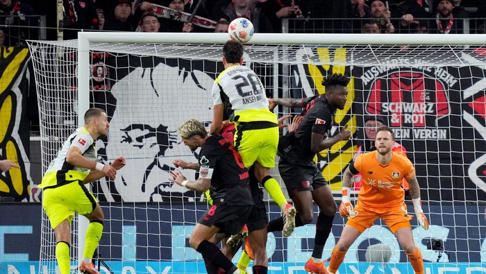 Para pemain Dortmund merayakan gol ke gawang Leverkusen dalam laga Bundesliga di BayArena, Minggu (30/11/2025).