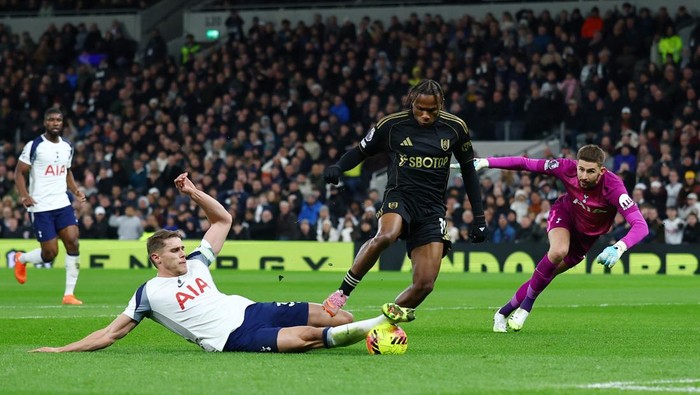 Para pemain Fulham merayakan gol cepat ke gawang Tottenham dalam laga Liga Inggris di Tottenham Hotspur Stadium, Minggu (30/11).