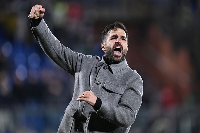 Pelatih Como, Cesc Fabregas, melakukan selebrasi usai timnya menang 2-0 atas Sassuolo dan memperpanjang rekor tak terkalahkan menjadi 11 laga.