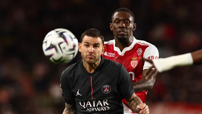 Pemain Monaco mencetak gol penentu kemenangan ke gawang PSG pada laga Ligue 1 di Stade Louis-II, Sabtu (29/11/2025).