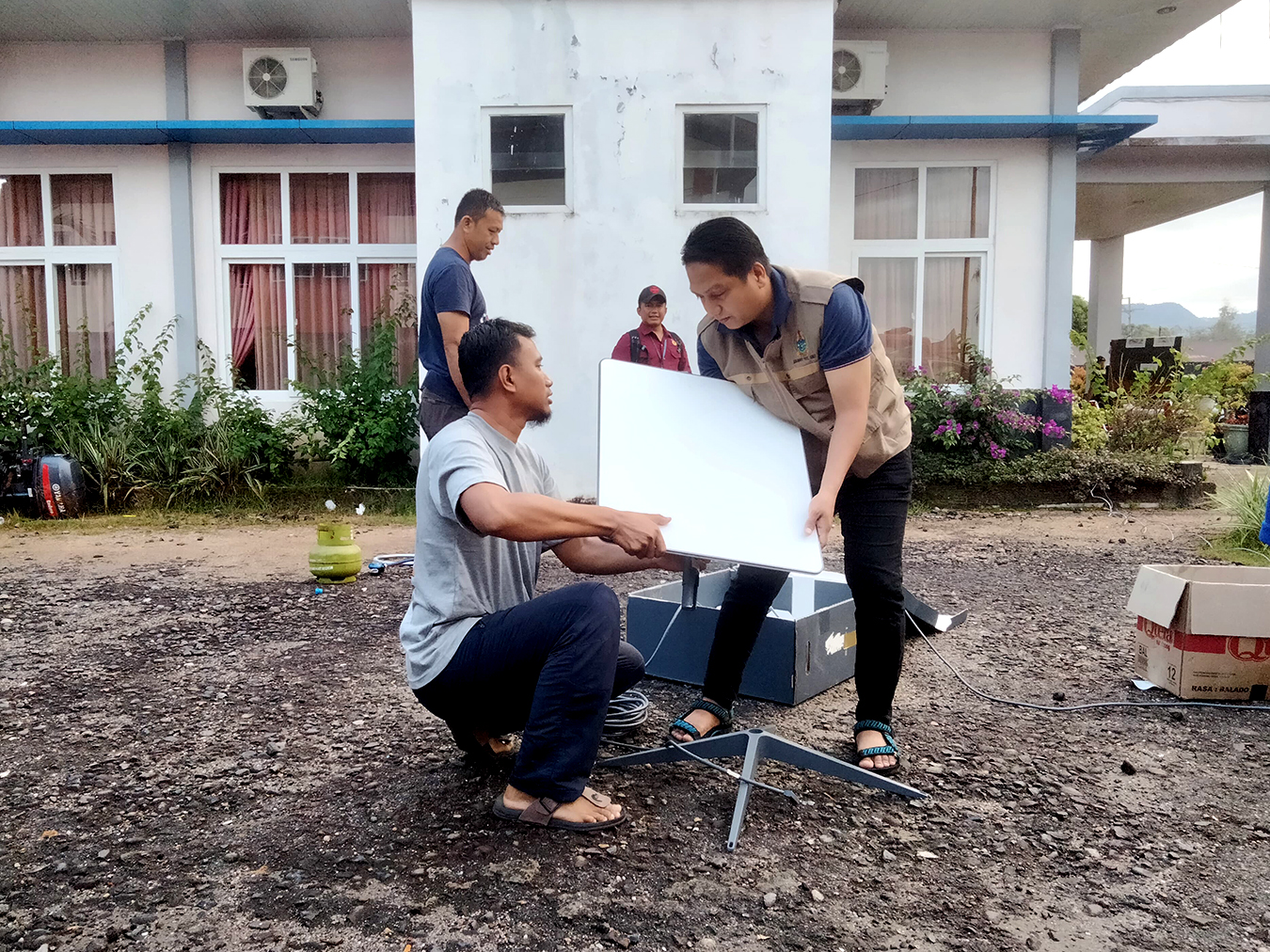 Pemprov Sumut melalui Dinas Kominfo menyediakan internet gratis untuk warga di lokasi pengungsian Tapteng, Senin (1/12/2025), guna memulihkan komunikasi pascabencana.