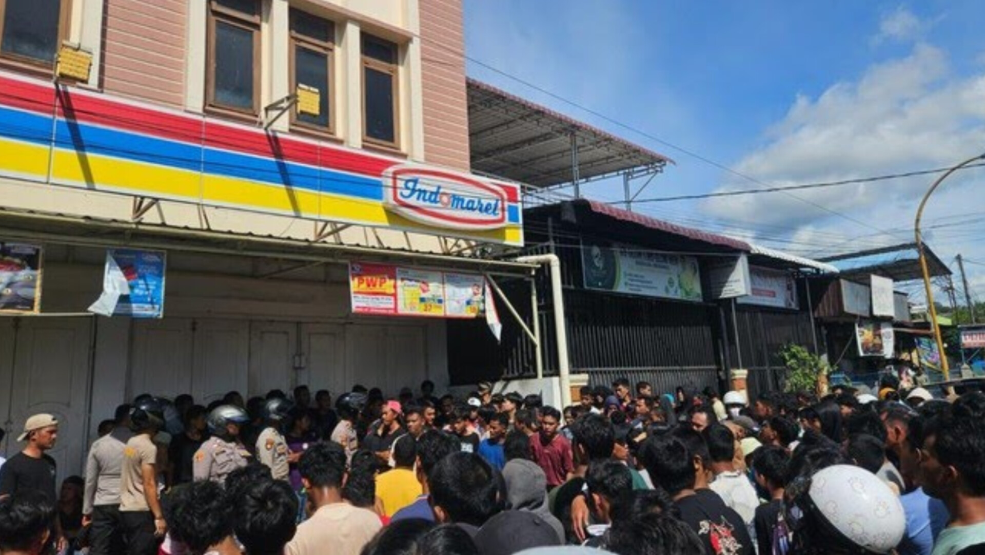 Polisi mengamankan sejumlah pemuda yang diduga terlibat penjarahan minimarket di Sibolga serta menyita berbagai barang kebutuhan rumah tangga sebagai barang bukti.