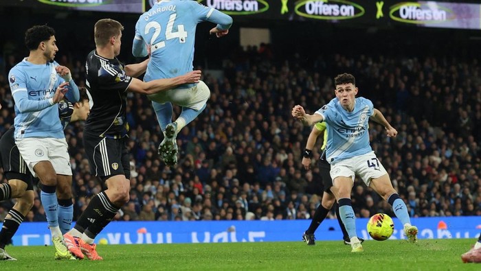 Phil Foden merayakan gol penentu kemenangan Manchester City atas Leeds United di Etihad Stadium.