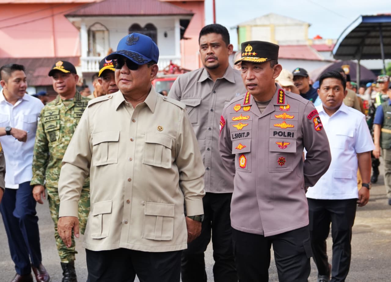Presiden Prabowo Subianto didampingi Kapolda Sumut, Gubernur Sumut, dan Pangdam I/BB meninjau langsung lokasi banjir-longsor di Tapteng, Senin (1/12/2025).