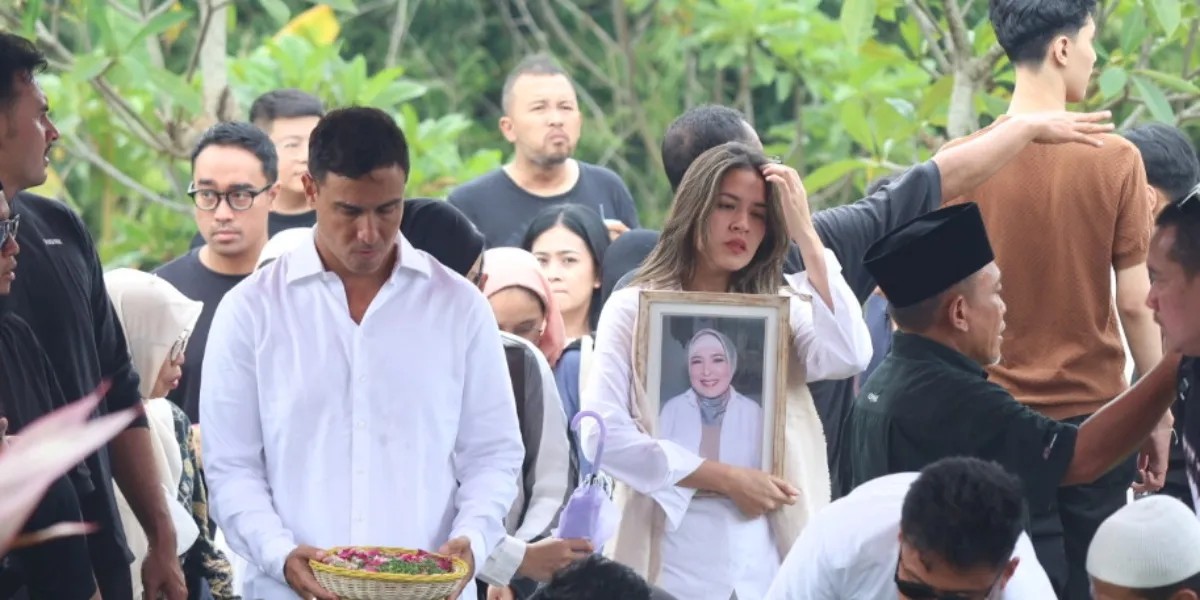 Penyanyi Raisa dan Hamish Daud hadir di rumah duka ibundanya, Ria Mariaty, yang wafat setelah berjuang melawan kanker.