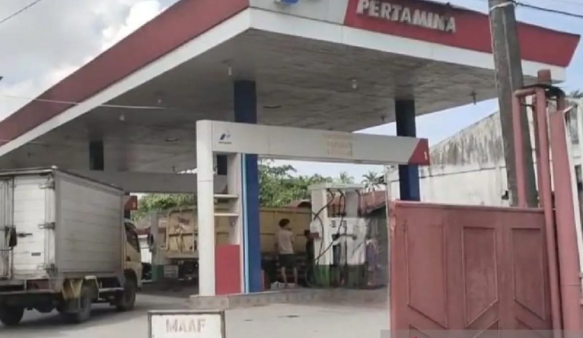 Sejumlah warga memadati SPBU 14.213.265 Jalan Jenderal Sudirman, Tanjungbalai, yang kehabisan Pertalite.