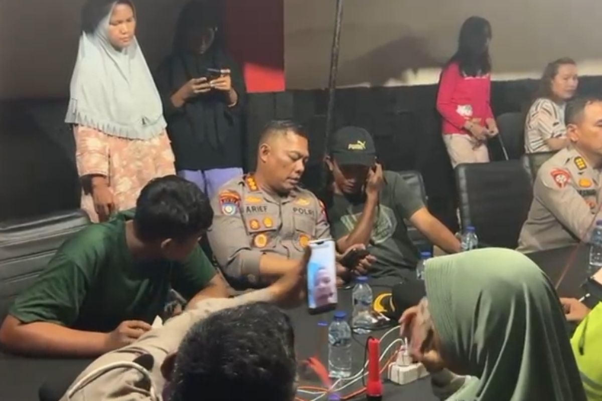 Tapanuli Tengah memadati titik layanan darurat Polda Sumut setelah jaringan internet kembali aktif melalui Starlink. Banyak yang menangis saat akhirnya bisa menghubungi keluarga.