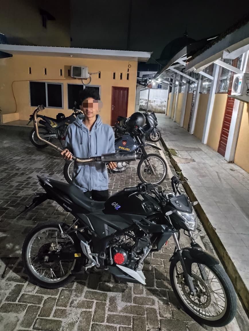 Empat sepeda motor berknalpot brong yang terjaring razia patroli subuh Timsus Dayok Mirah Polres Pematangsiantar.