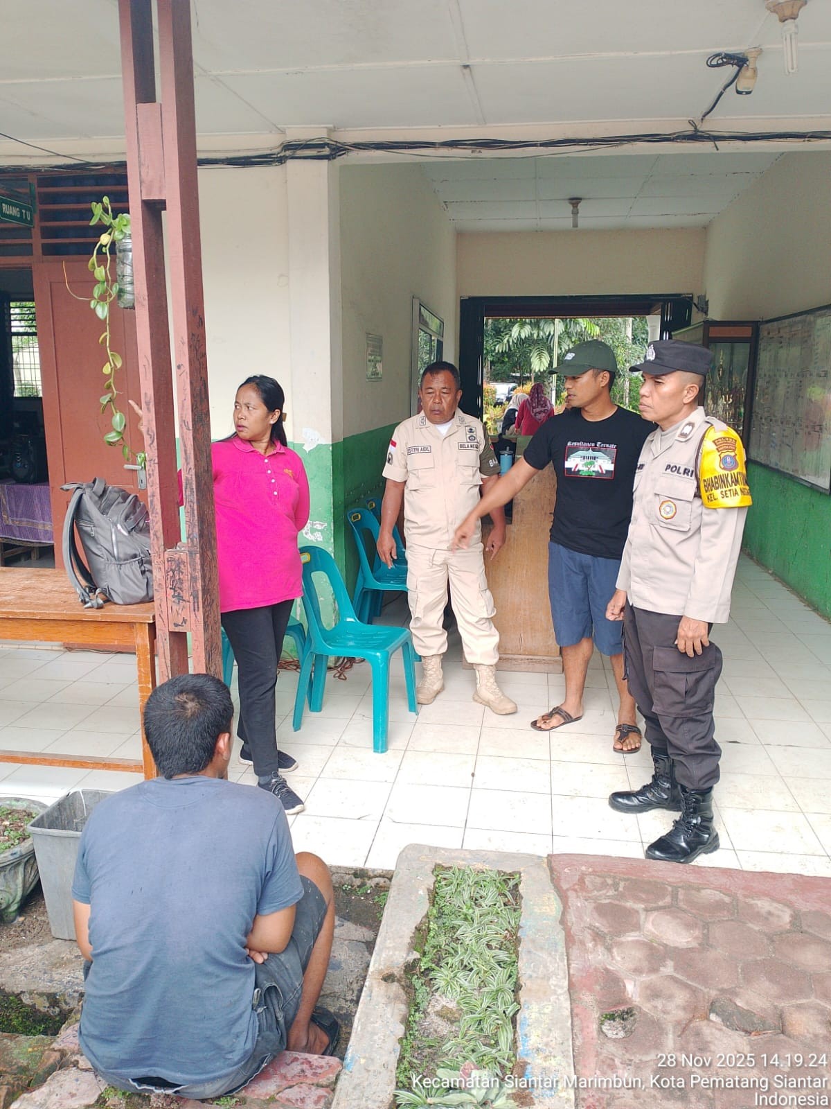 SMPN 10 Pematangsiantar tempat 14 kursi plastik dicuri pelaku.