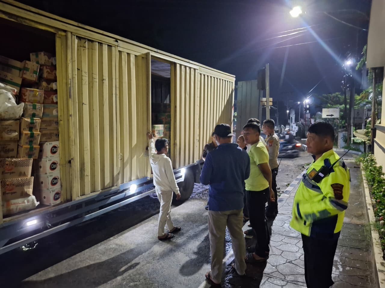 Personel Polres Siantar saat mengirimkan bantuan logistik untuk korban bencana alam.