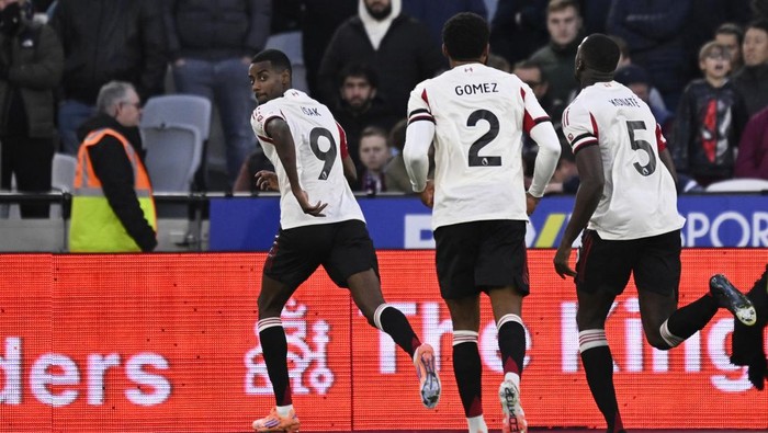 Alexander Isak merayakan gol pertamanya musim ini yang membuka keunggulan Liverpool sebelum Cody Gakpo memastikan kemenangan 2-0 atas West Ham United.