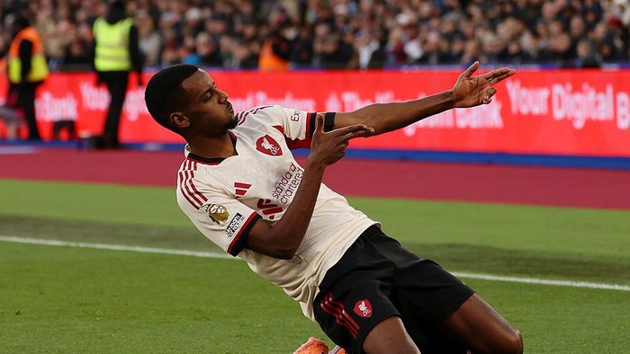 Alexander Isak usai mencetak gol perdananya di Liga Inggris yang membuka kemenangan Liverpool 2-0 atas West Ham United.