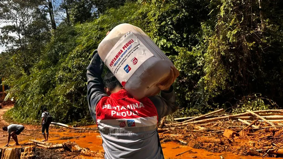 PT Pertamina menyalurkan 8.000 liter bahan bakar jenis Dexlite guna memastikan operasional alat berat yang bekerja membuka kembali akses jalan terdampak longsor di wilayah Tapanuli dan Sibolga.
