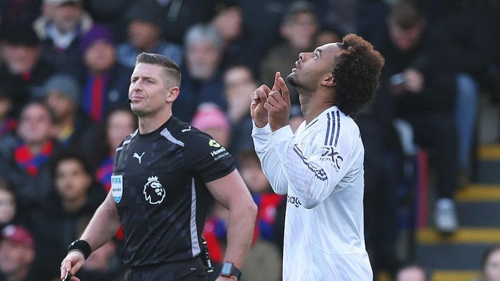 Joshua Zirkzee merayakan gol yang mengakhiri puasa gol setahun dan membuka kemenangan MU atas Crystal Palace.