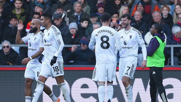 Joshua Zirkzee merayakan gol penyama kedudukan saat MU membungkam Crystal Palace 2-1 di Selhurst Park.