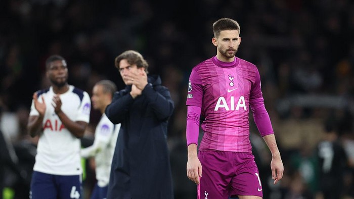 Kiper Tottenham Guglielmo Vicario terlihat terpukul setelah melakukan blunder yang berujung gol kedua Fulham pada laga Liga Inggris di London, Minggu (30/11/2025).