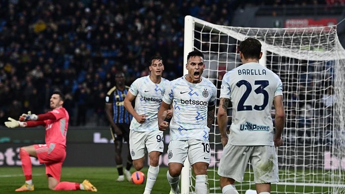 Lautaro Martinez merayakan salah satu dari dua golnya yang memastikan kemenangan Inter 2-0 atas Pisa.