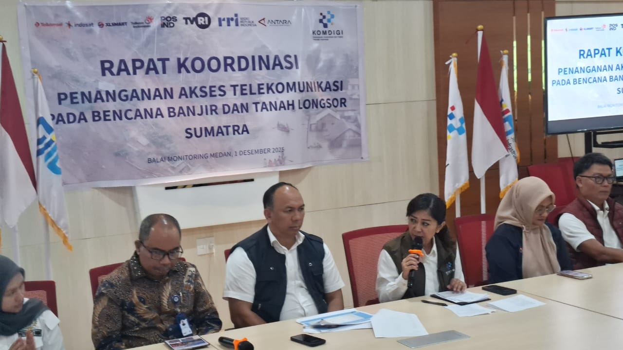 Menteri Komunikasi dan Digital Mutia Viada Hafid memimpin rapat koordinasi pemulihan telekomunikasi di Balai Monitoring Medan, Senin (1/12/2025).