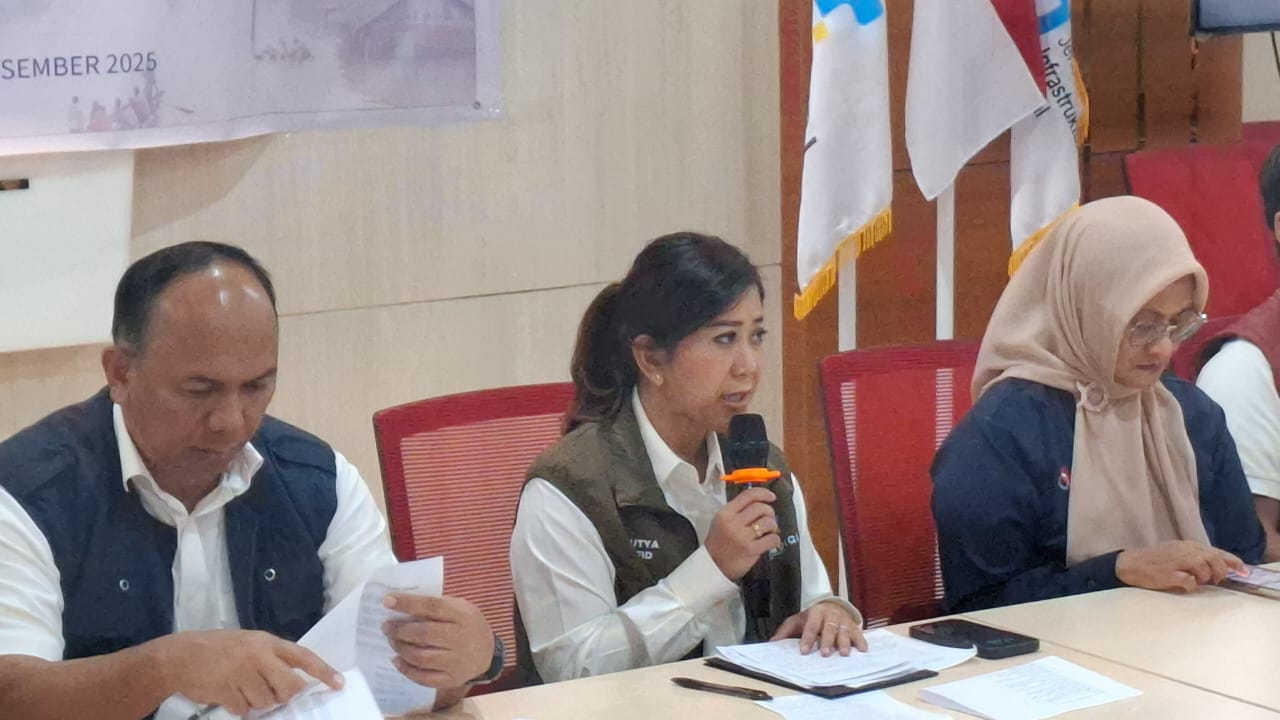 Menteri Komdigi Meutya Viada Hafid memimpin rapat pemulihan telekomunikasi bersama operator dan PT Pos Indonesia di Balai Monitoring Medan.