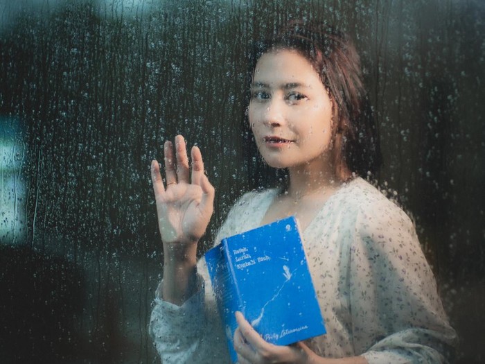 Prilly Latuconsina memamerkan buku terbarunya Retak, Luruh, Kembali Utuh yang berisi perjalanan emosional dan proses penyembuhannya.